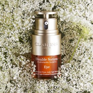 Clarins Double Serum Eyes texture qui penètre rapidement pour un regard défatiguer et lifter