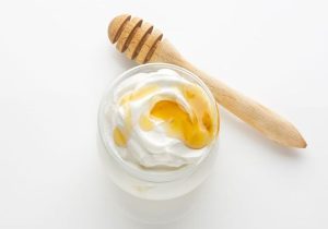 Voici un exemple de soin masque naturel à base de yaourt et de miel pour le visage.
