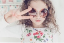 Petite fille avec des lunettes de soleil